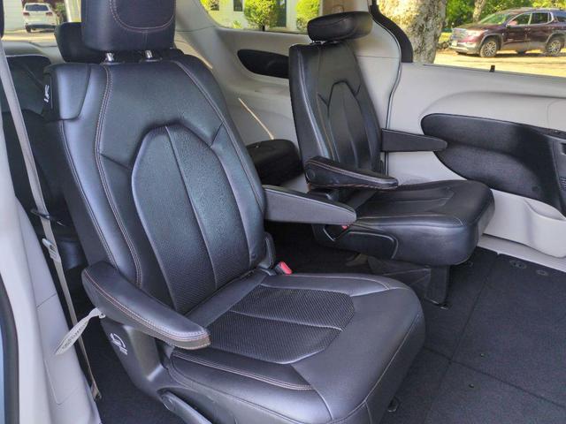 Photo of 2020 Bright White Clearcoat Chrysler Pacifica