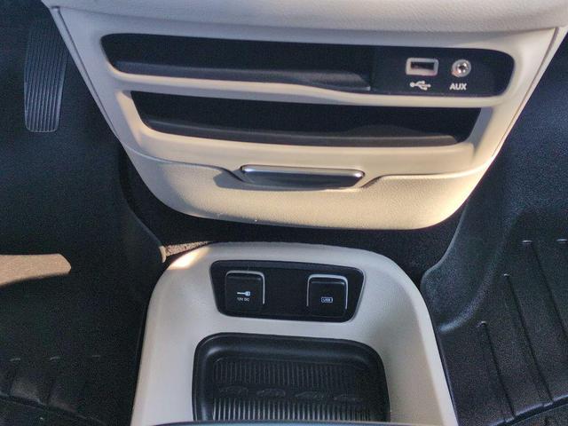 Photo of 2020 Bright White Clearcoat Chrysler Pacifica
