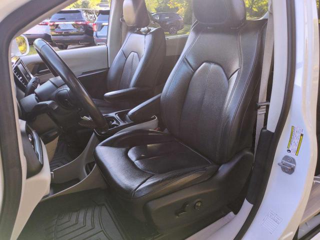 Photo of 2020 Bright White Clearcoat Chrysler Pacifica