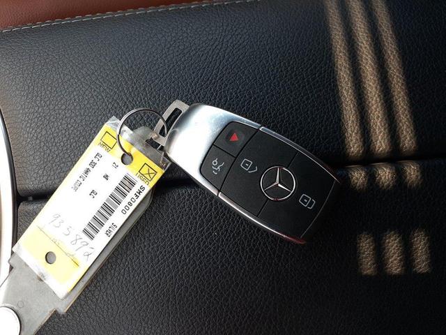 Photo of 2021 Silver Mercedes-Benz GLC 300
