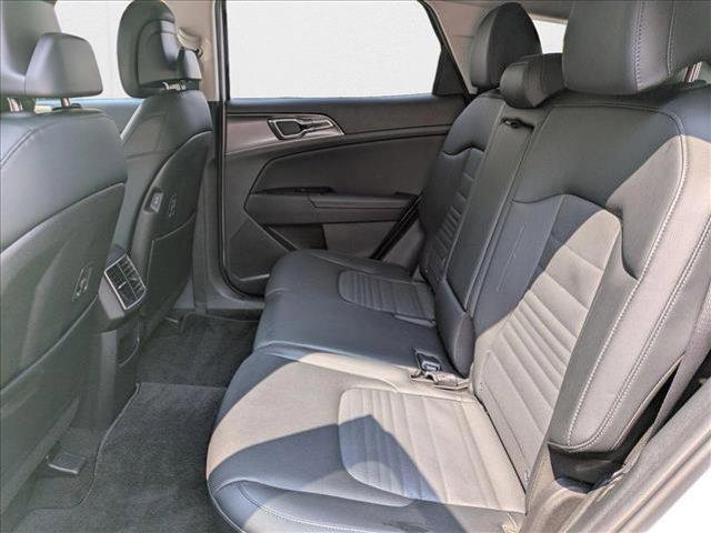 Photo of 2023 Glacial White Pearl Kia Sportage