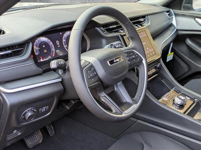 Photo of 2025 Diamond Black Crystal Pearlcoat Jeep Grand Cherokee L