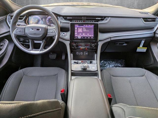 Photo of 2025 Diamond Black Crystal Pearlcoat Jeep Grand Cherokee L