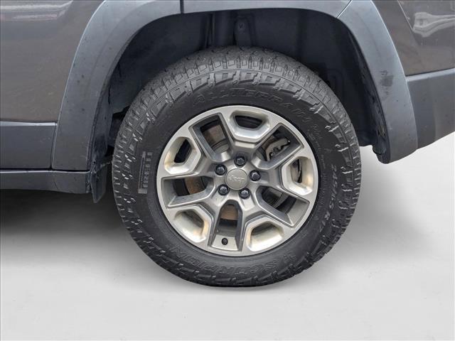 Photo of 2019 Granite Crystal Metallic Clearcoat Jeep Cherokee