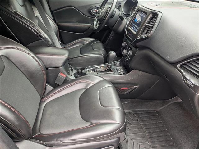 Photo of 2019 Granite Crystal Metallic Clearcoat Jeep Cherokee