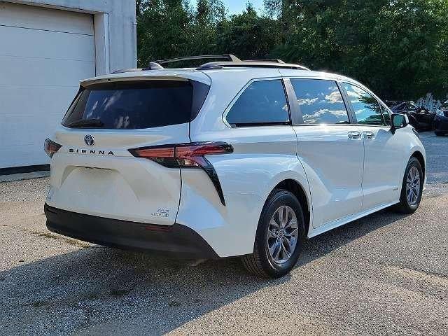 Photo of 2021 Blizzard Pearl Toyota Sienna
