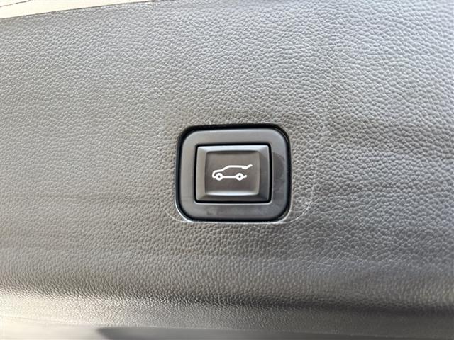 Photo of 2022 Silver Ice Metallic Chevrolet Traverse