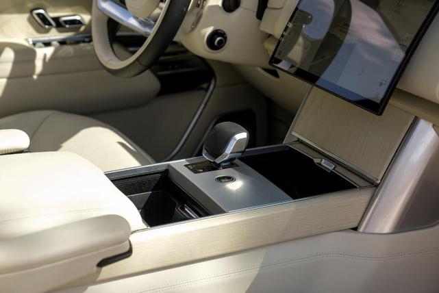 Photo of 2024 Ostuni Pearl White Land Rover Range Rover