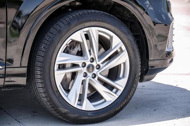 Photo of 2023 Mythos Black Metallic Audi Q7