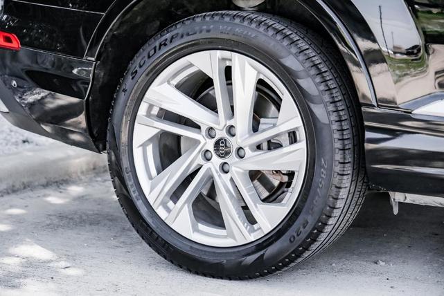 Photo of 2023 Mythos Black Metallic Audi Q7