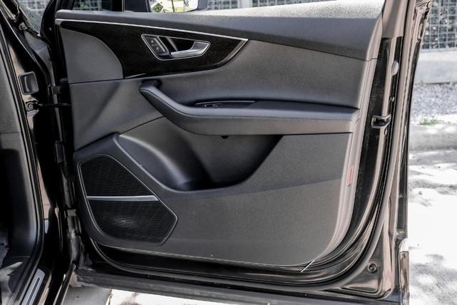 Photo of 2023 Mythos Black Metallic Audi Q7