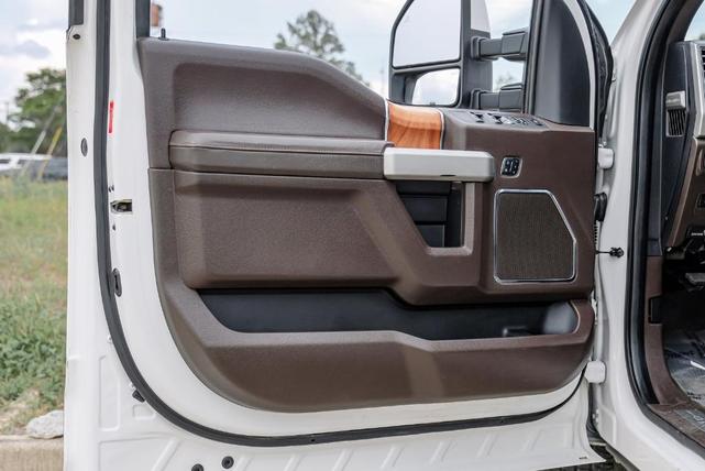 Photo of 2017 White Platinum Ford F-350