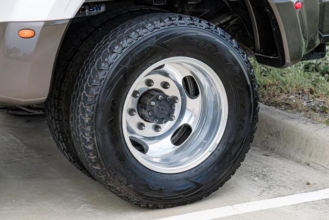 Photo of 2017 White Platinum Ford F-350