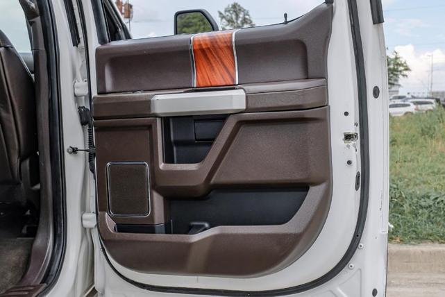 Photo of 2017 White Platinum Ford F-350