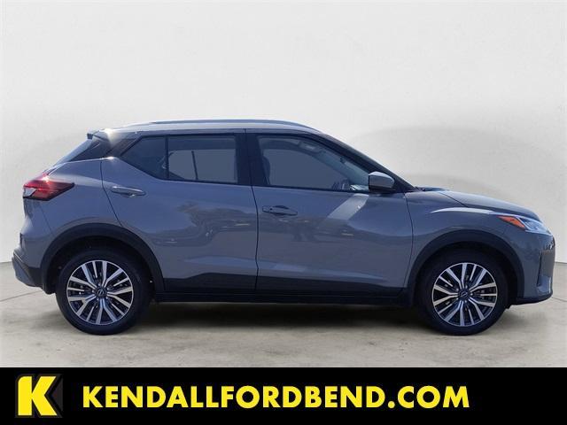 Photo of 2023 Boulder Gray Pearl Nissan Kicks