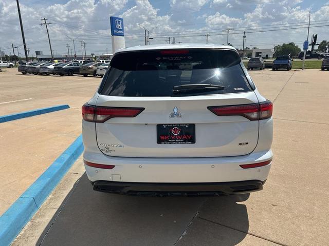 Photo of 2023 Alloy Silver Metallic Mitsubishi Outlander