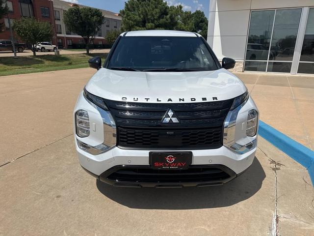 Photo of 2023 Alloy Silver Metallic Mitsubishi Outlander