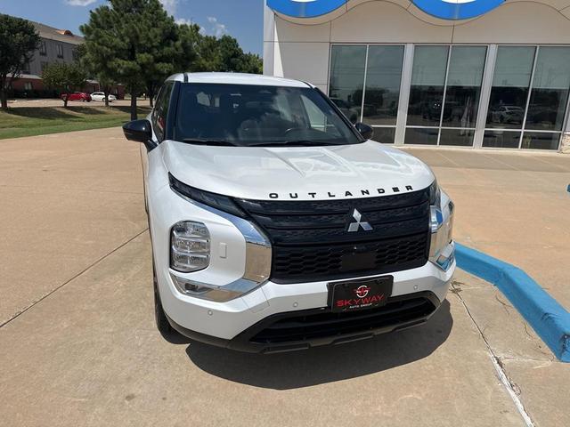 Photo of 2023 Alloy Silver Metallic Mitsubishi Outlander