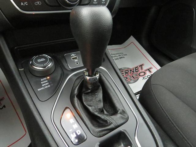 Photo of 2019 White Jeep Cherokee
