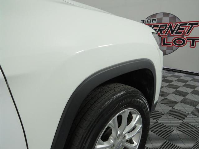 Photo of 2019 White Jeep Cherokee
