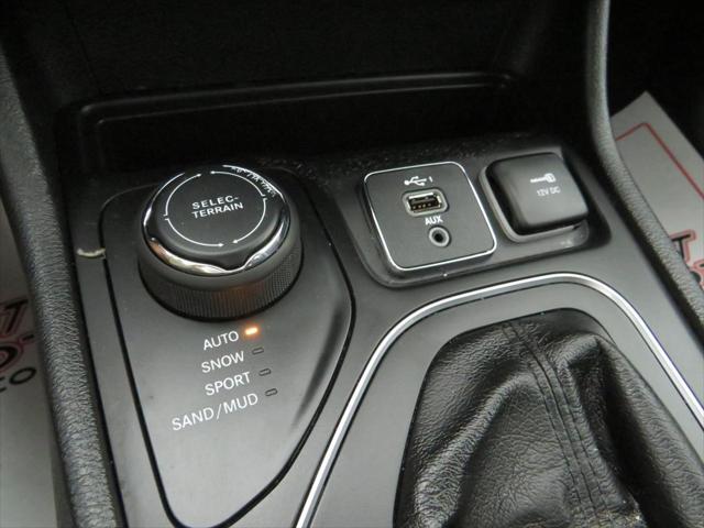 Photo of 2019 White Jeep Cherokee