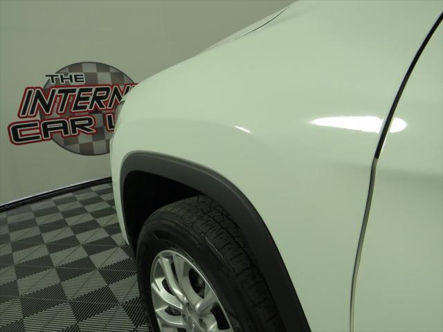 Photo of 2019 White Jeep Cherokee