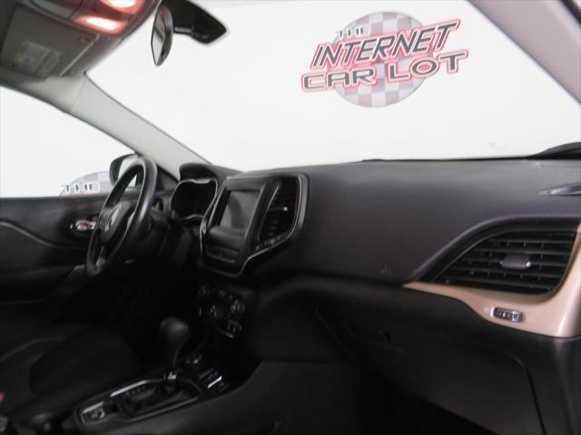 Photo of 2019 White Jeep Cherokee