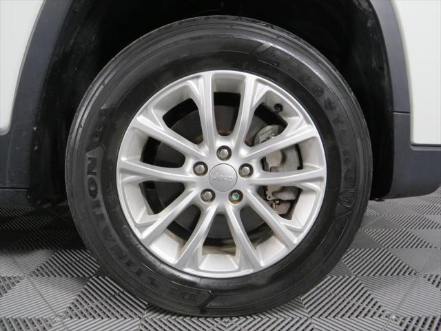 Photo of 2019 White Jeep Cherokee