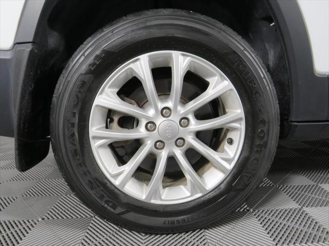 Photo of 2019 White Jeep Cherokee