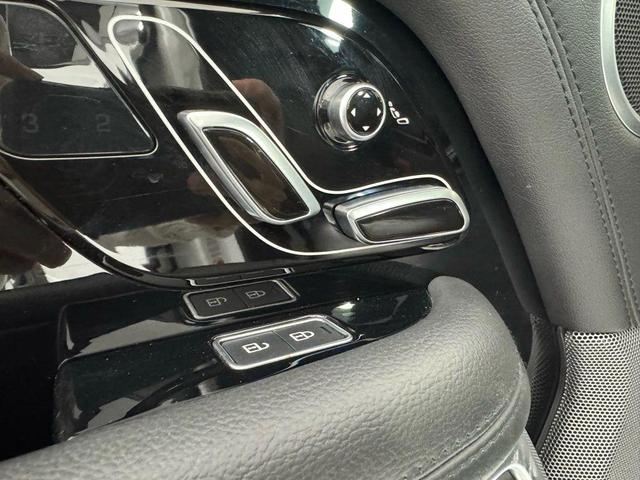 Photo of 2021 White Land Rover Range Rover