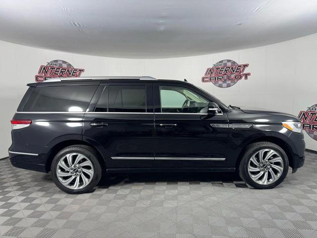 Photo of 2022 Black Lincoln Navigator