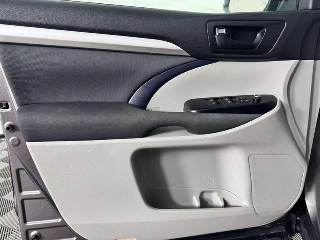 Photo of 2019 Gray Toyota Highlander