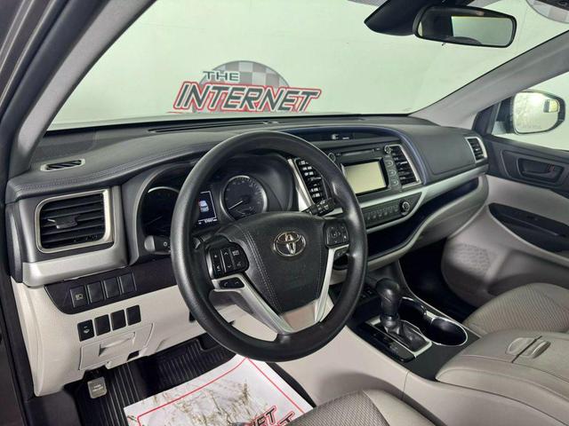 Photo of 2019 Gray Toyota Highlander