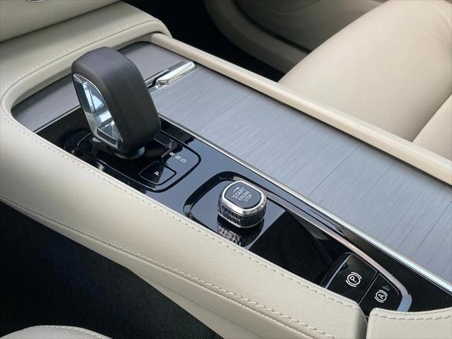 Photo of 2025 Crystal White Metallic Volvo XC90