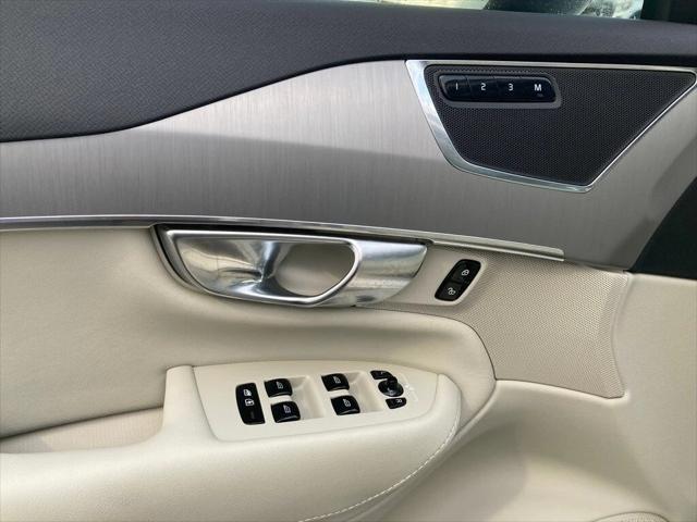 Photo of 2025 Crystal White Metallic Volvo XC90