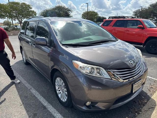 Photo of 2017 Predawn Gray Mica Toyota Sienna