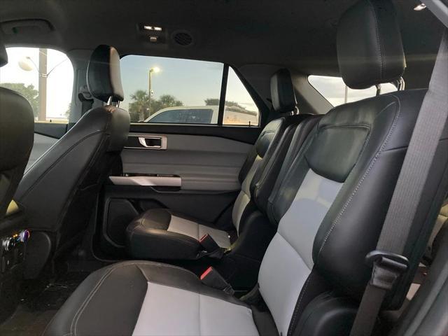 Photo of 2022 Rapid Red Metallic Tinted Clearcoat Ford Explorer