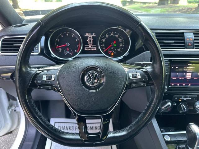 Photo of 2018 Pure White w/Black Roof Volkswagen Jetta