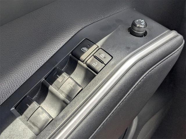 Photo of 2023 Pearl Toyota Highlander