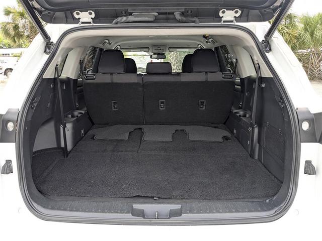 Photo of 2023 Pearl Toyota Highlander