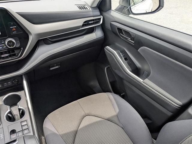 Photo of 2023 Pearl Toyota Highlander