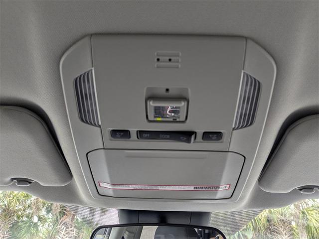 Photo of 2023 Pearl Toyota Highlander