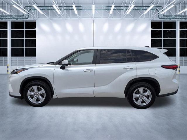 Photo of 2023 Pearl Toyota Highlander