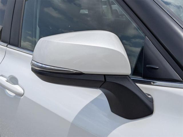 Photo of 2023 Pearl Toyota Highlander