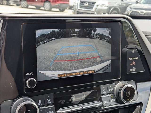 Photo of 2023 Pearl Toyota Highlander