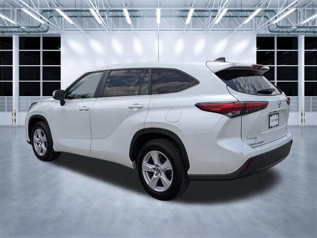 Photo of 2023 Pearl Toyota Highlander