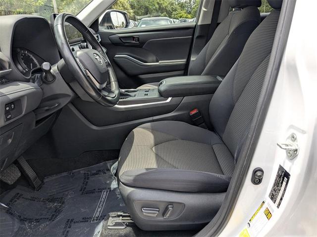 Photo of 2023 Pearl Toyota Highlander