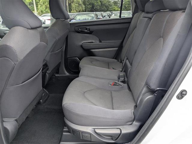 Photo of 2023 Pearl Toyota Highlander