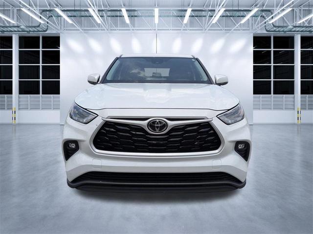 Photo of 2023 Pearl Toyota Highlander