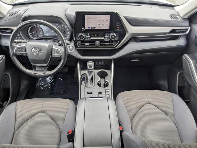 Photo of 2023 Pearl Toyota Highlander